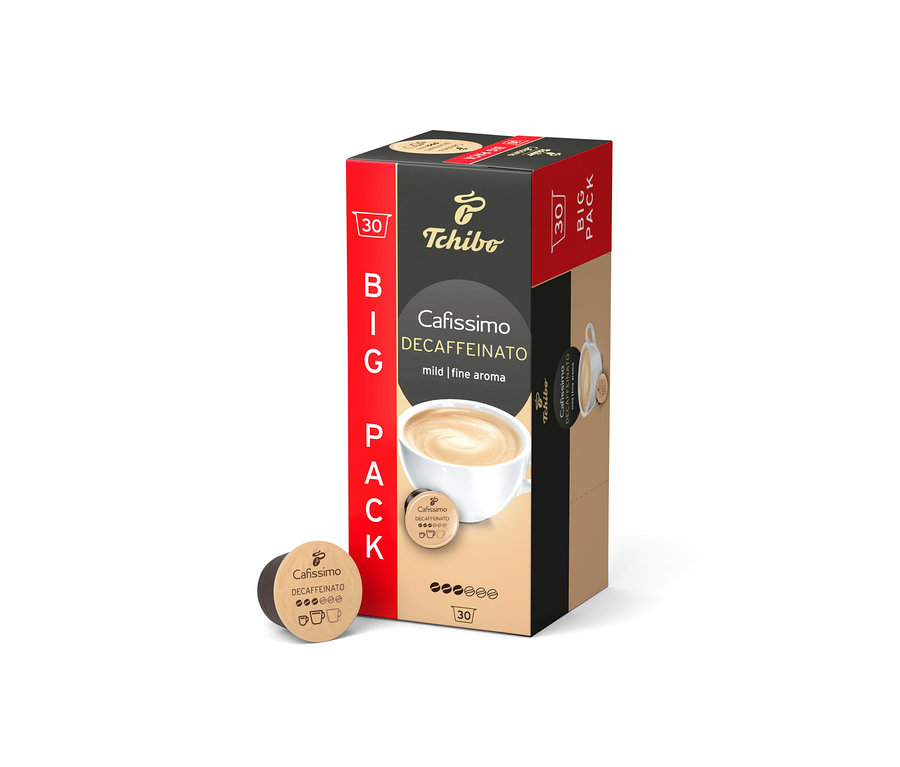 Pionowo stoi opakowanie Tchibo Cafissimo Decaffeinato - 30 kapsułek. Obok leży kapsułka.