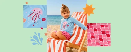 Młoda dziewczynka z kokiem siedzi na pasiastym leżaku na piaszczystej plaży. Ma na sobie jasnoniebieską koszulkę z długim rękawem z różowym nadrukiem meduzy i różowe szorty we wzór łusek. Dwa wstawki pokazują zbliżenia nadruku meduzy i różowego wzoru łusek.