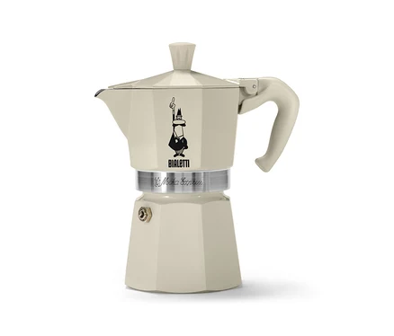 Kremowa kawiarka do espresso »Bialetti Moka Express« 190 ml na białym tle.