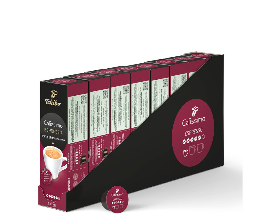 Czarny stojak ekspozycyjny z wieloma opakowaniami kawy w kapsułkach Tchibo Cafissimo Espresso Intense Aroma 80 szt. i jedną kapsułką z przodu.