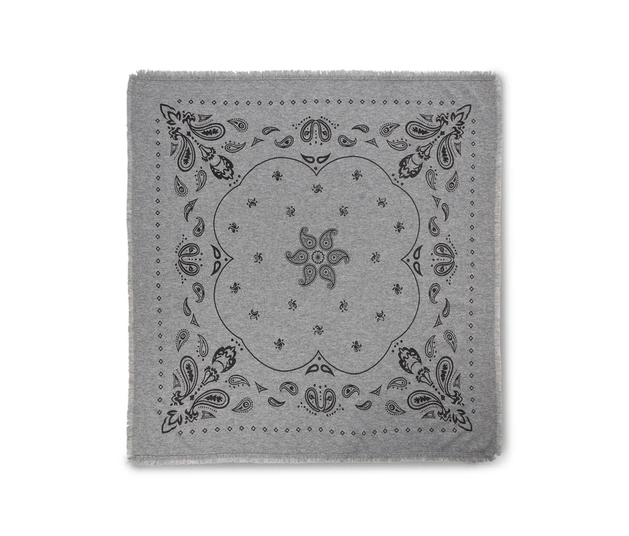 Szara dzianinowa bandana z wełną i kaszmirem, z czarnym wzorem paisley i postrzępionymi brzegami.