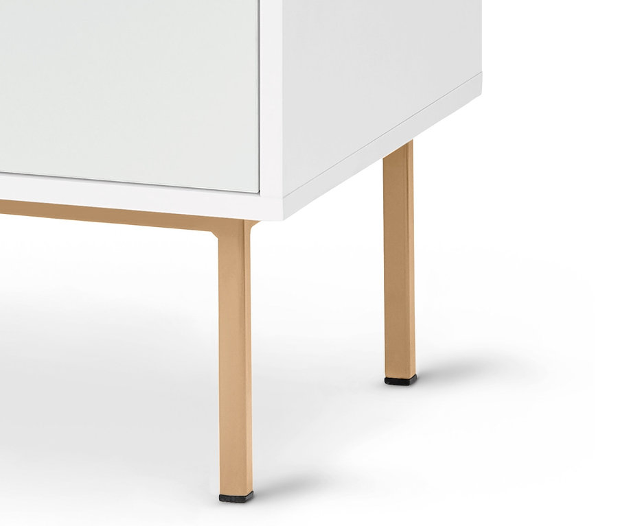 Detal białej szafki typu sideboard z wykończeniem na wysoki połysk i złotymi nogami.