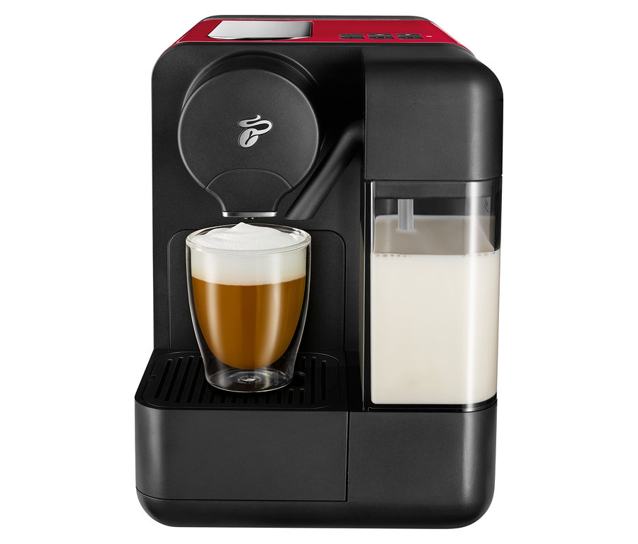 Czarny ekspres do kawy Cafissimo milk, czerwony, z filiżanką cappuccino.