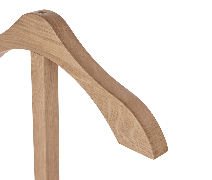 Detale drewnianego wieszaka stojącego na ubrania.