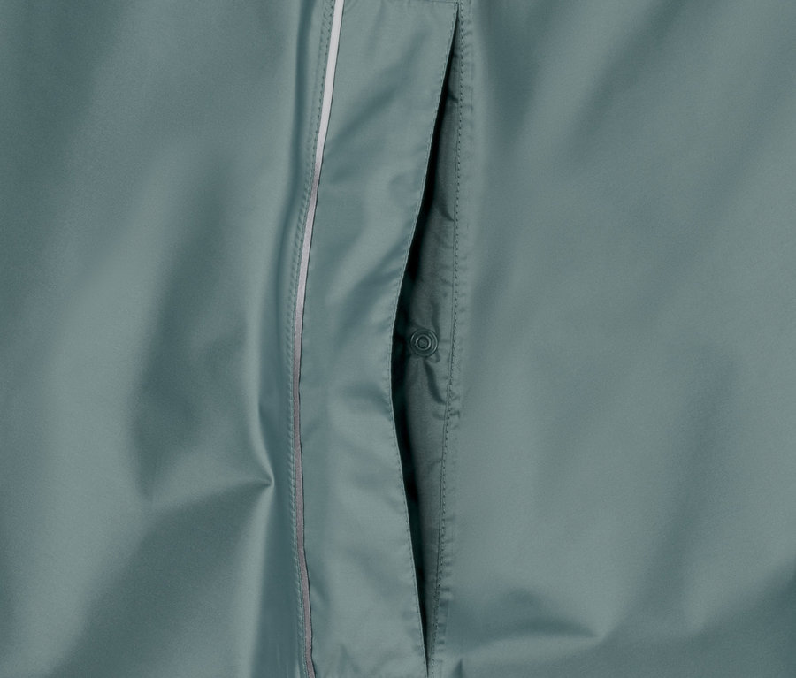Zbliżenie na zielone ponczo przeciwdeszczowe unisex z kieszenią.