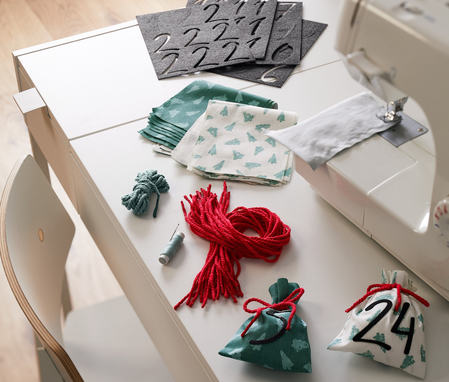 Na stole leży zestaw do szycia »kalendarz adwentowy z materiału«.
