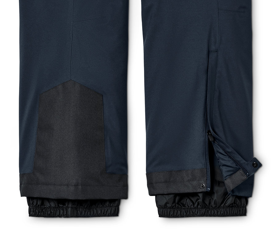 Szczegół granatowych spodni narciarskich.