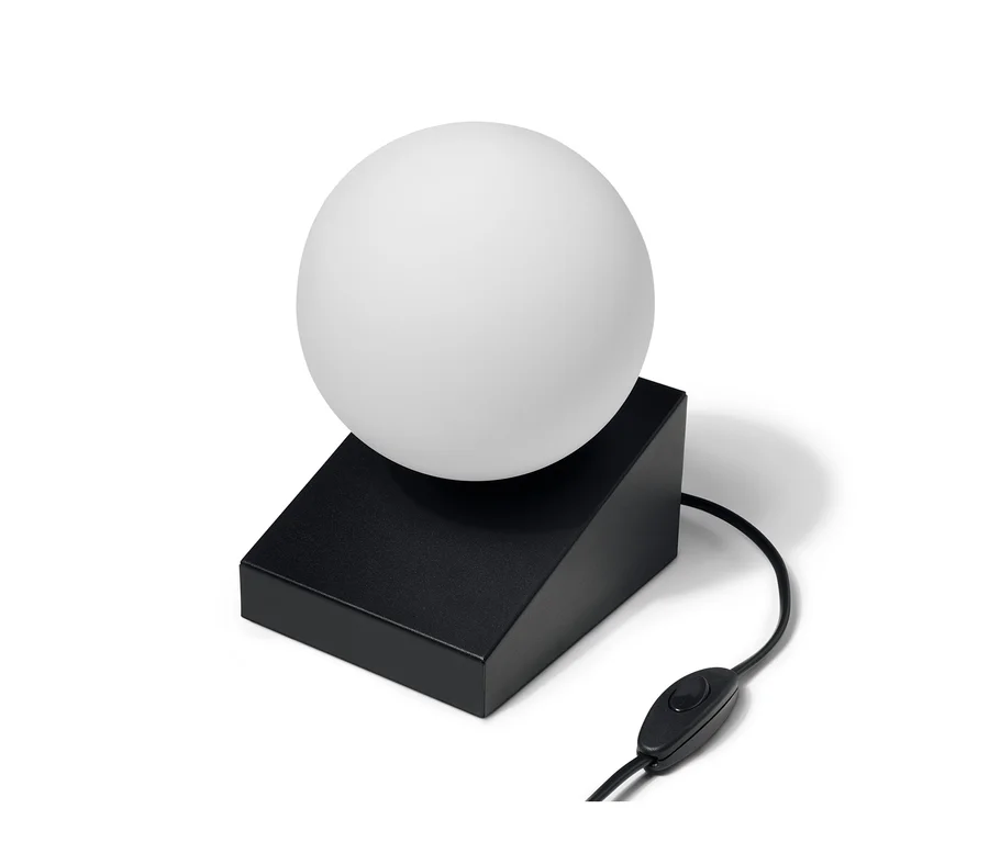 Lampa stołowa »szklana kula« z czarną podstawą i włącznikiem na kablu.