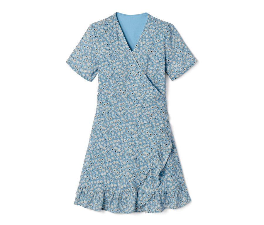 Niebieska sukienka kopertowa w kwiatowy wzór.