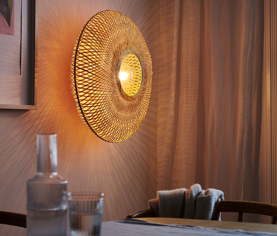Lampa sufitowa i ścienna z plecionym kloszem na ścianie.