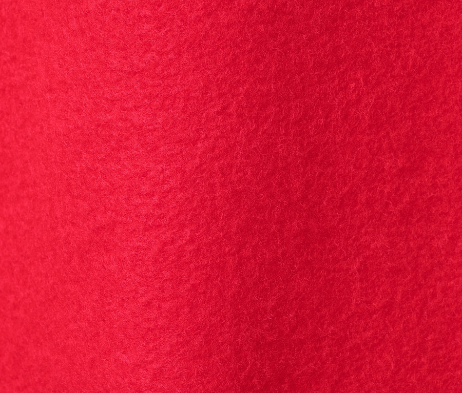 Zbliżenie na czerwoną sukienkę z dzianiny dresowej.