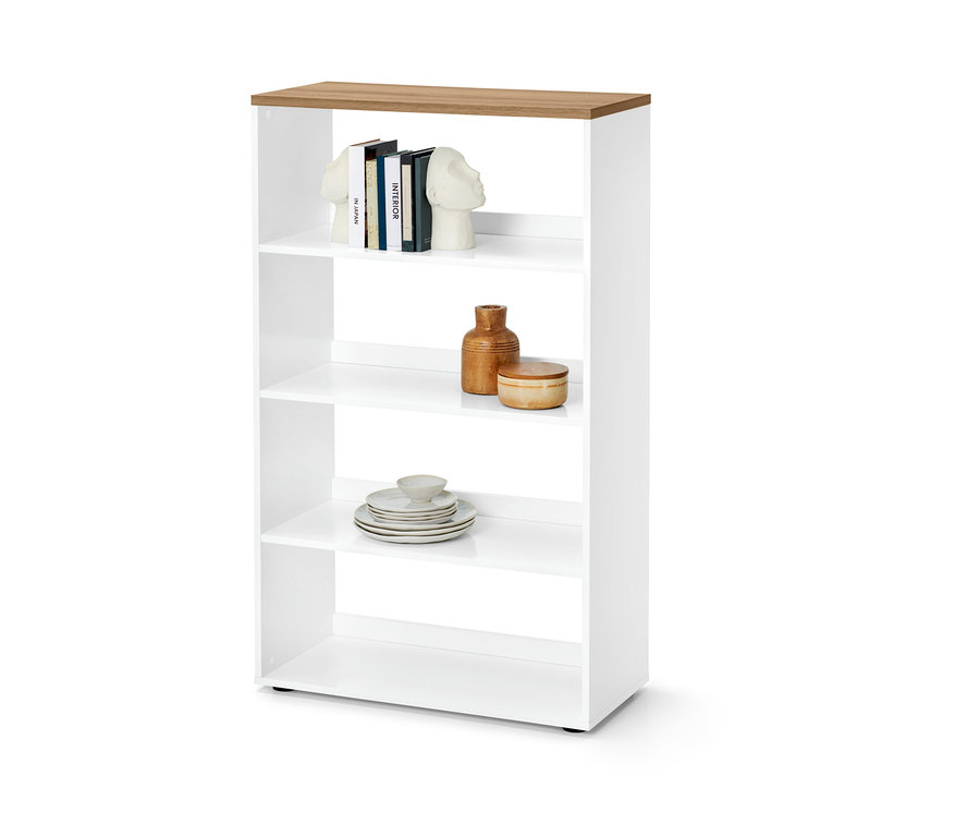 Biała półka z drewnianym blatem zawierająca książki, przedmioty dekoracyjne i talerze.