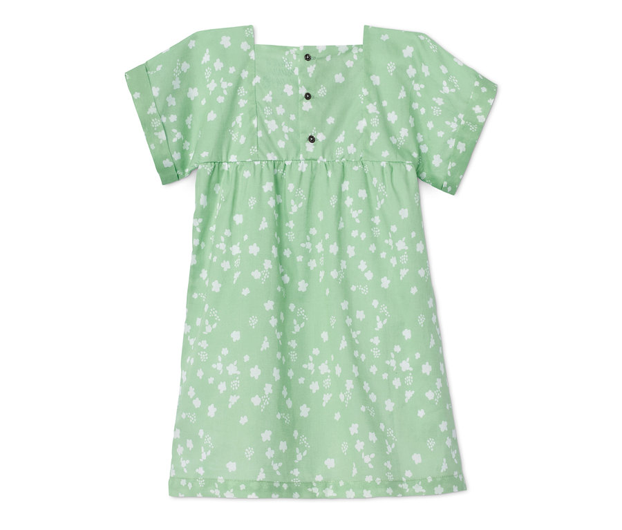 Zielona sukienka z tkaniny z kwiatowym nadrukiem na całej powierzchni.