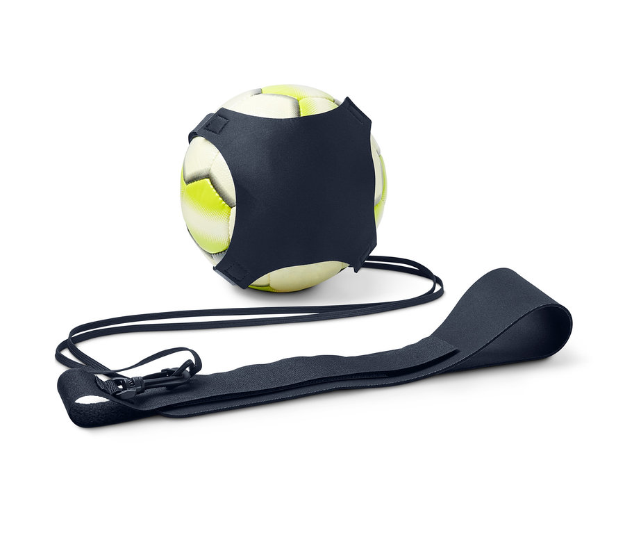 Piłka nożna w trenażerze do gry w piłkę nożną.