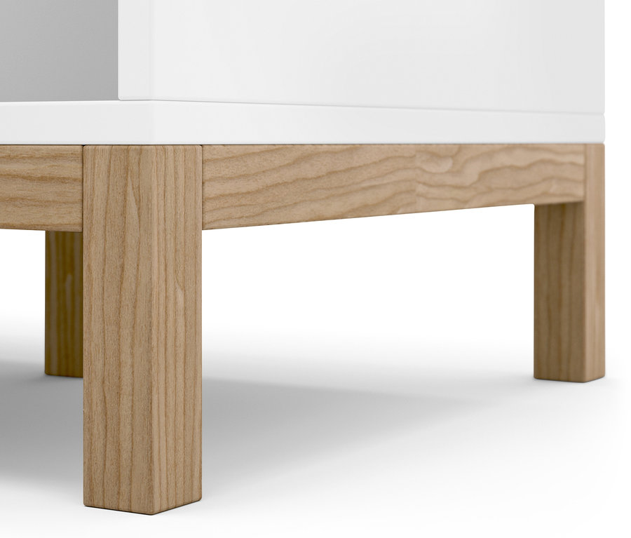 Szczegół komody z drewnianymi nogami.