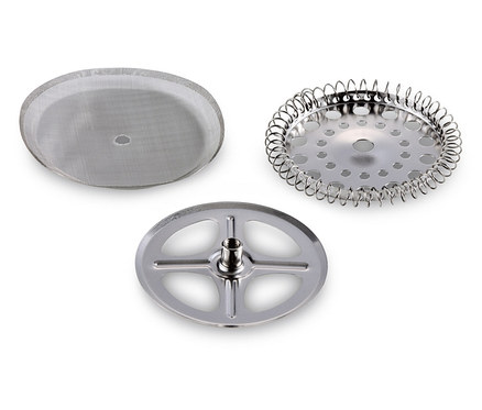 Rozłożone części zaparzacza tłokowego: sitko, spirala i podstawa.