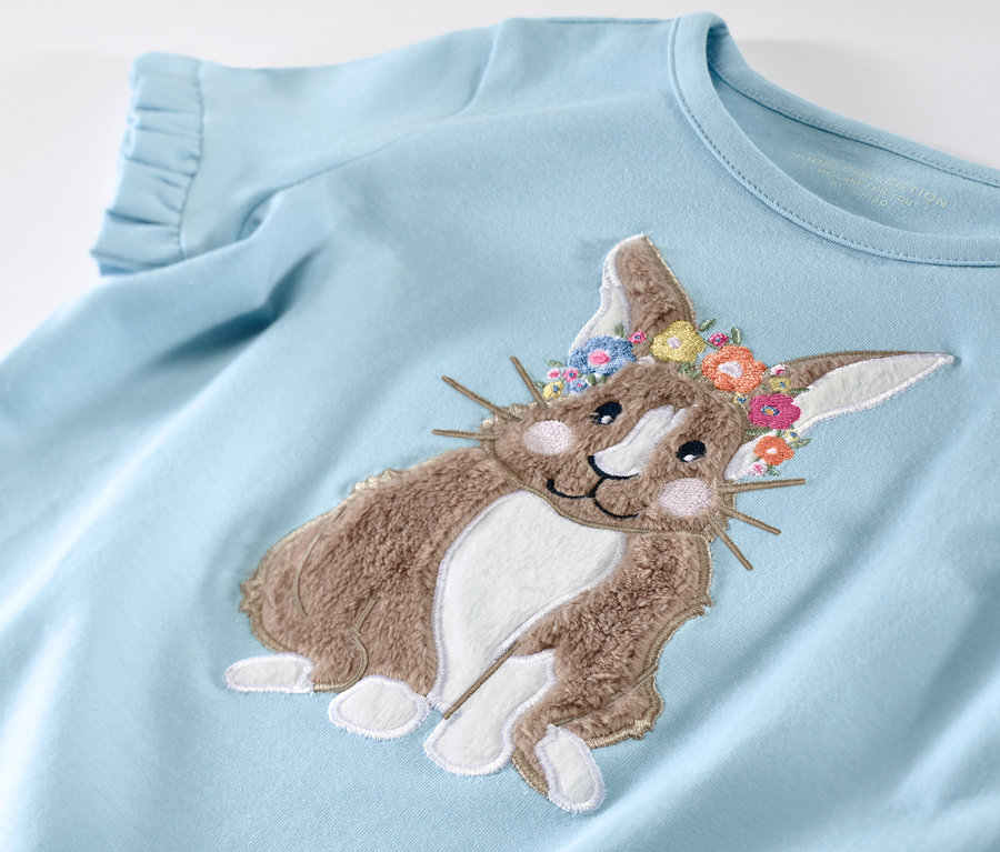 Jasnoniebieska koszulka dziecięca z aplikacją królika z kwiatową koroną.