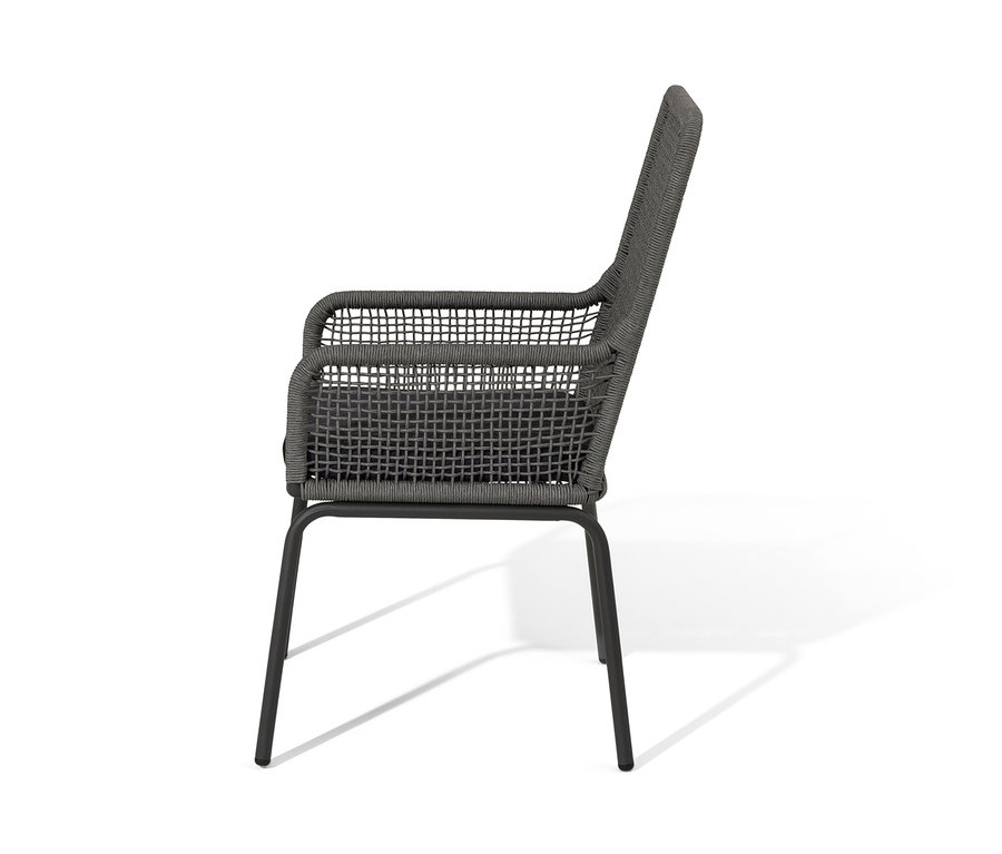 Widok z boku krzesła ogrodowego z wysokim oparciem z plecionką tekstylną.