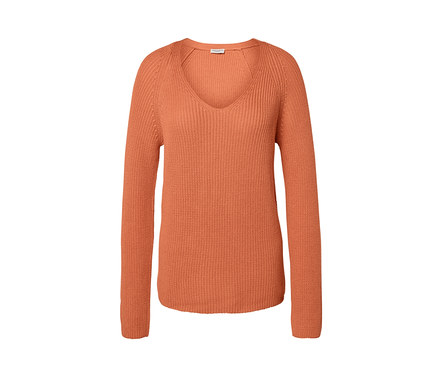 Brzoskwiniowy sweter z dekoltem w serek.