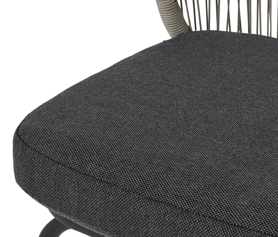 Detal szarego krzesła z plecionką tekstylną.