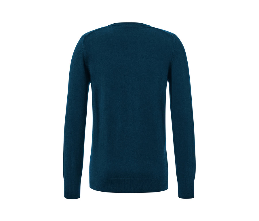 Ciemnoturkusowy sweter z dekoltem w serek.