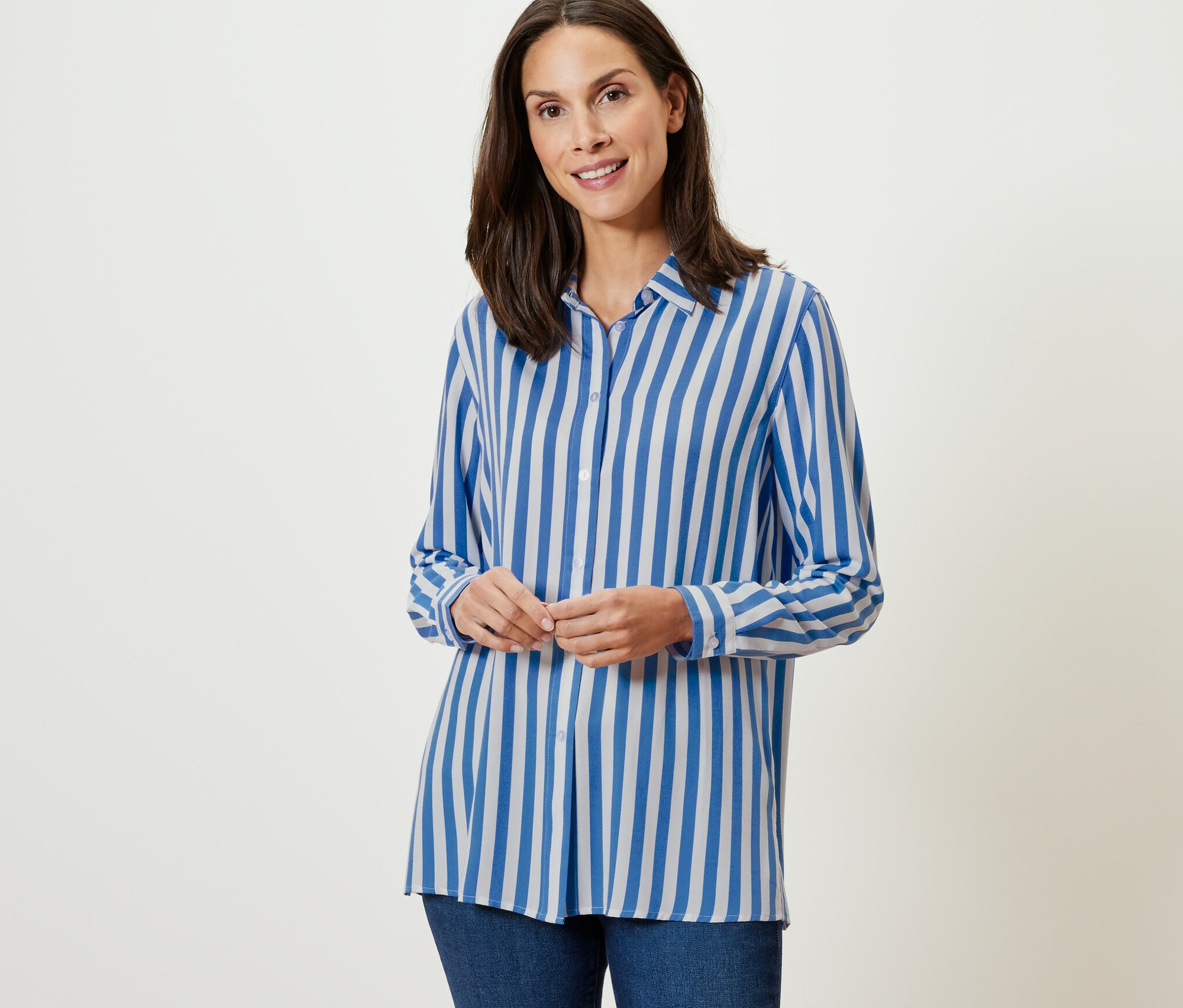 Kobieta ma na sobie koszulę w paski.