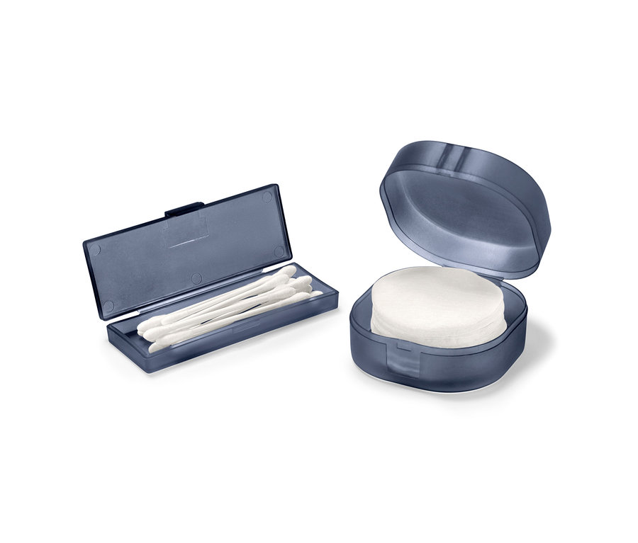 Zestaw pudełek: otwarty niebieski pojemnik z wacikami i otwarte niebieskie okrągłe pudełko z wacikami kosmetycznymi.
