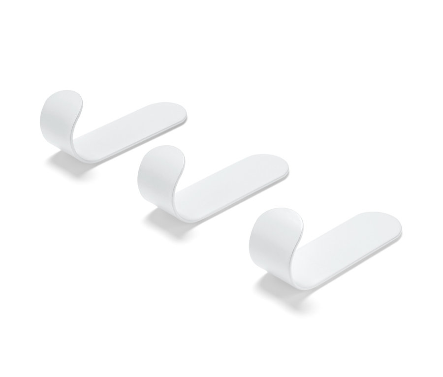 Trzy samoprzylepne haczyki.