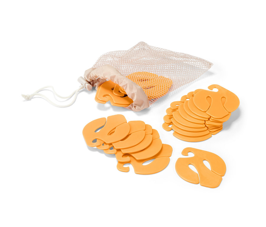 Pomarańczowe klipsy do skarpet, 20 sztuk, częściowo w siatkowym woreczku.