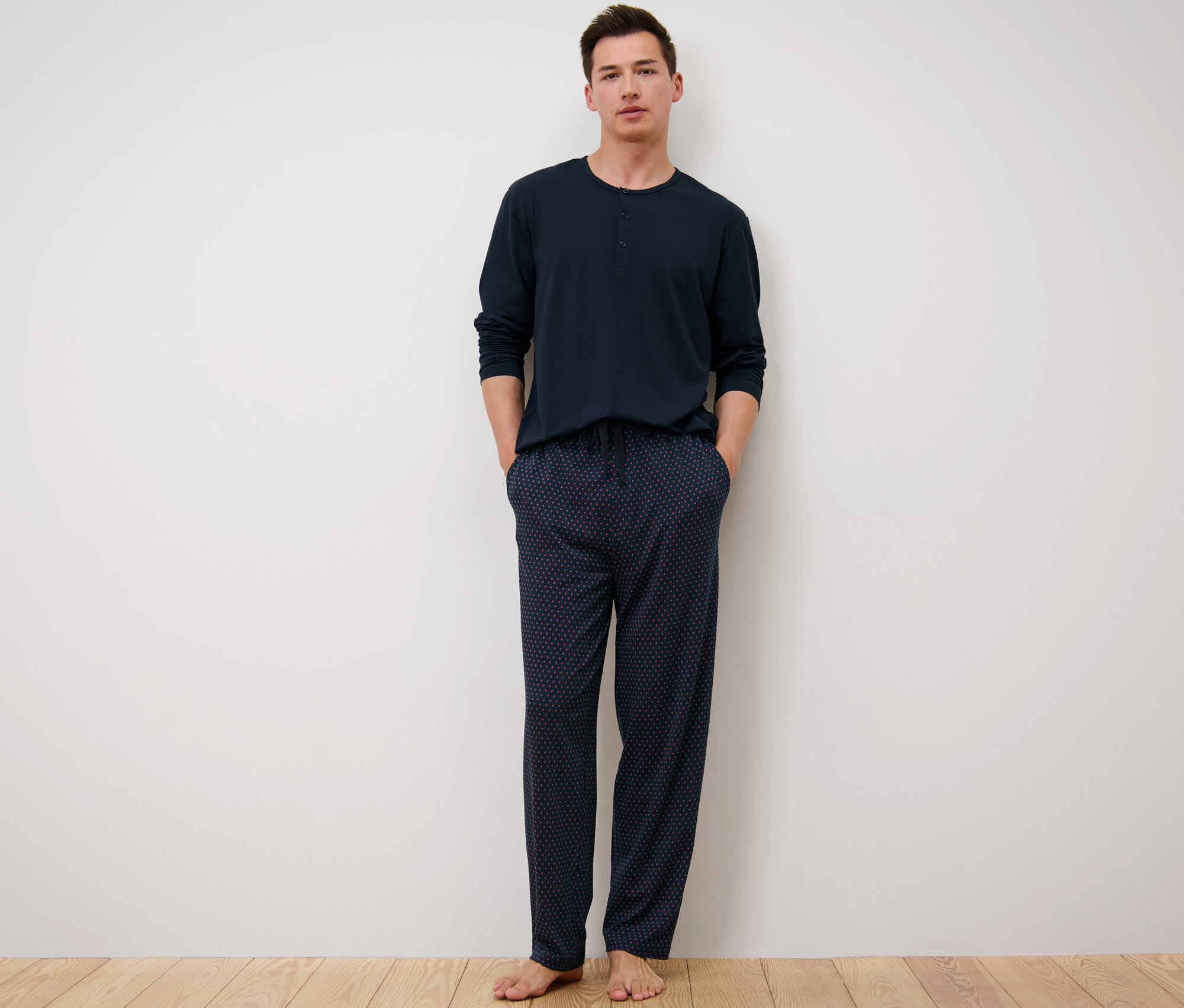Mężczyzna stoi w piżamie z modalem.