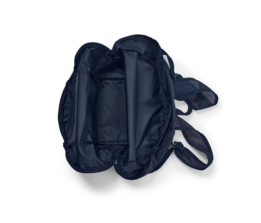 Otwarty składany plecak.