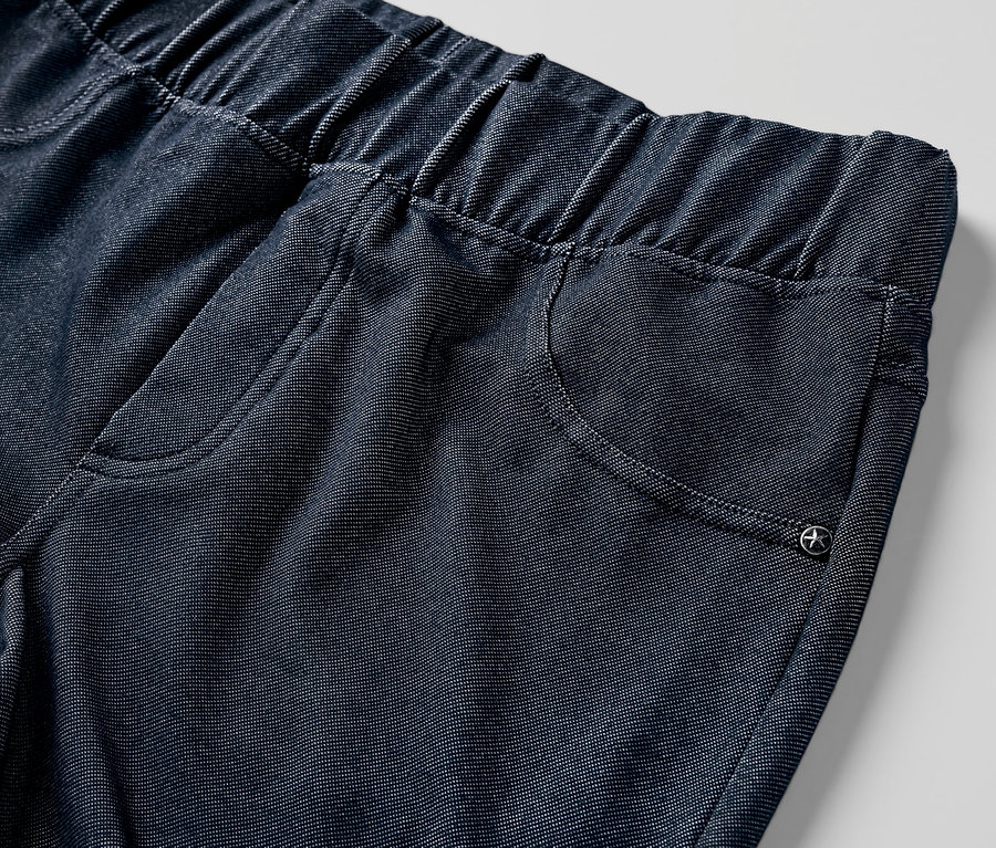 Zbliżenie na legginsy dżinsowe z elastycznym pasem.