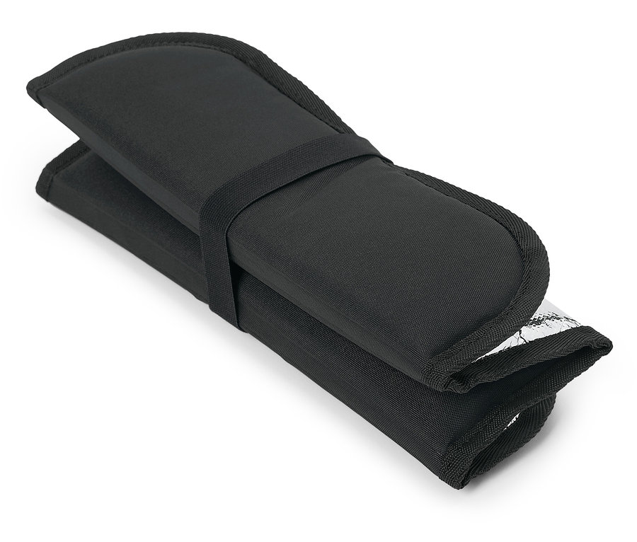 Czarne etui z paskiem do zapinania.