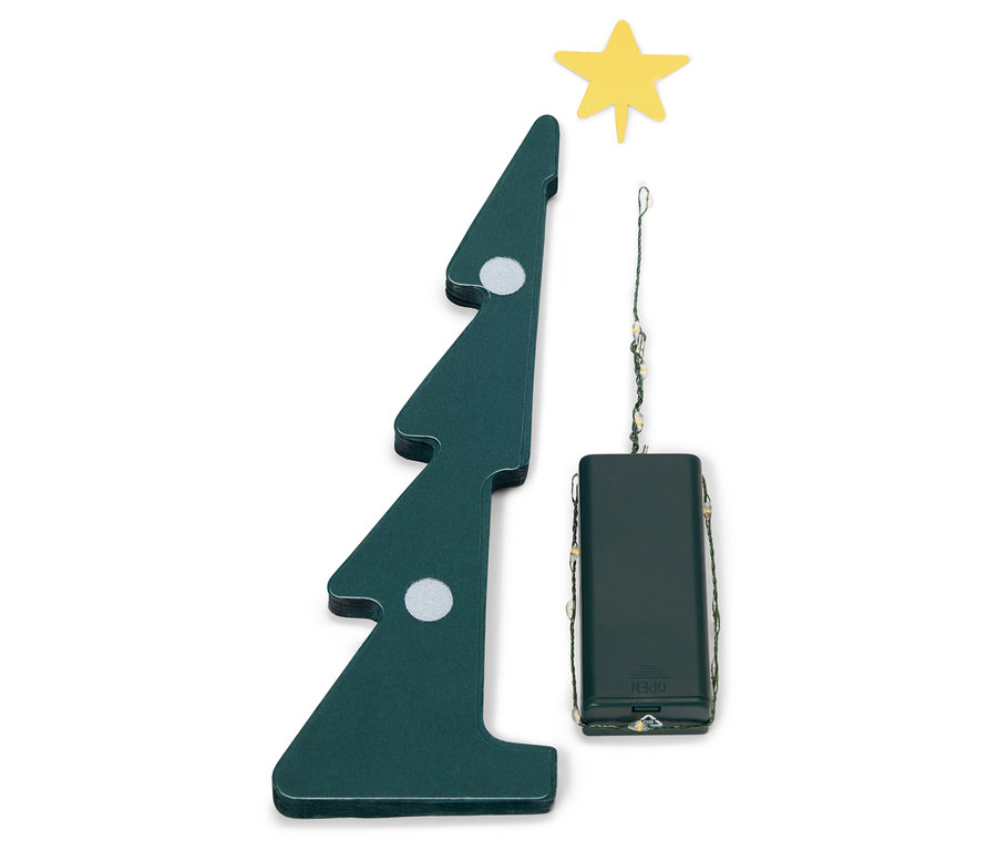 Dekoracyjne drewniane drzewko z gwiazdą i łańcuchem światełek na białym tle.