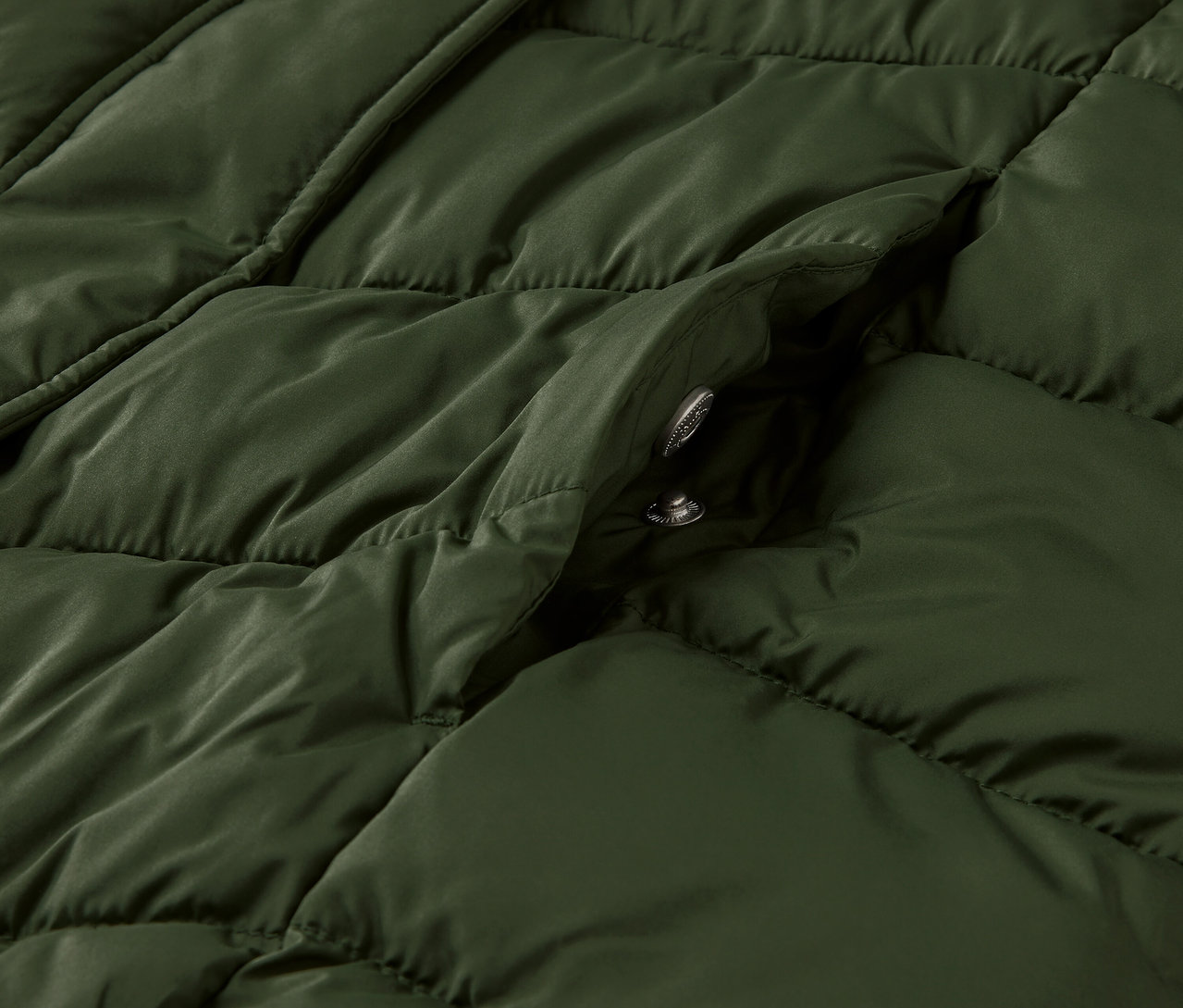 Szczegółowy widok ciemnozielonej kurtki puchowej Steppmantel mit Kapuze.