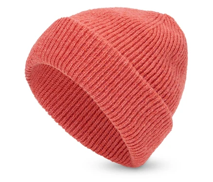 Koralowa czapka dziergana na białym tle.