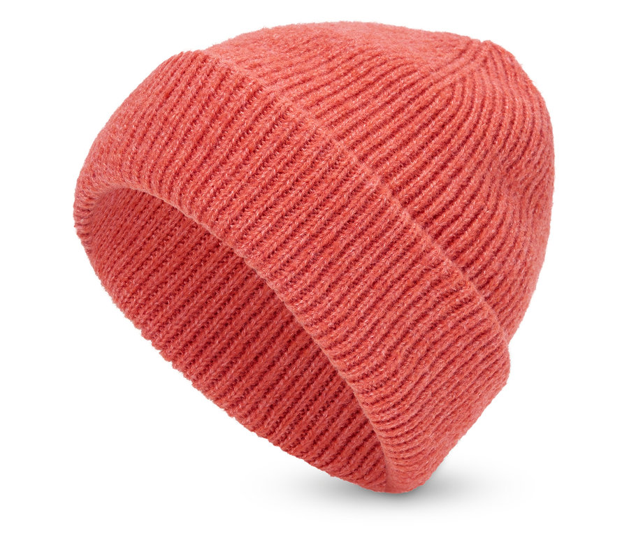 Koralowa czapka dziergana na białym tle.