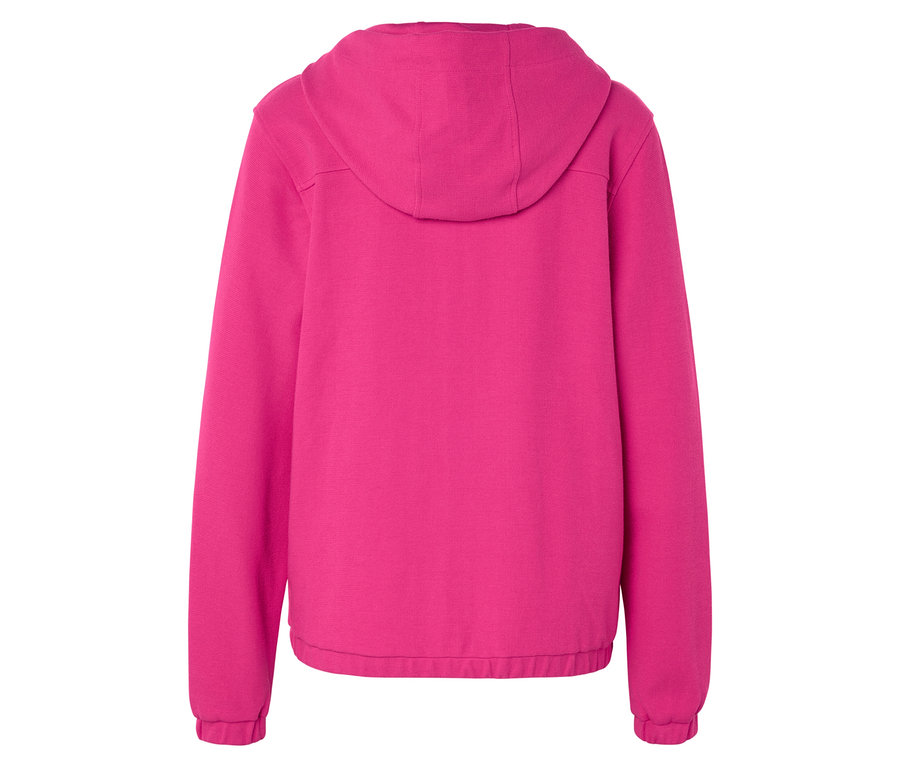 Widok z tyłu różowej bluzy z kapturem.
