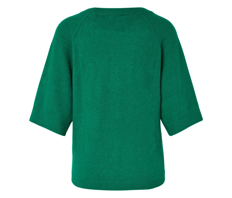 Zielony sweter z krótkimi rękawami.