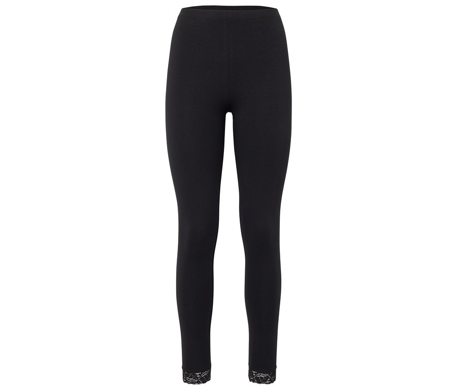 Czarne legginsy z koronkowym wykończeniem nogawek.