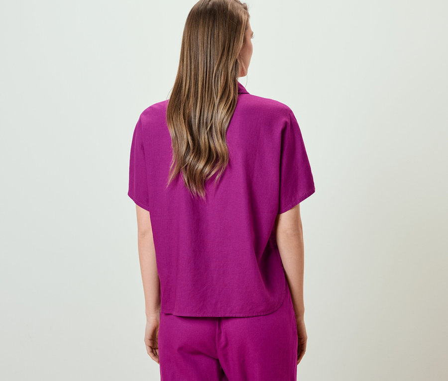 Widok z tyłu kobiety w bluzce lnianej.