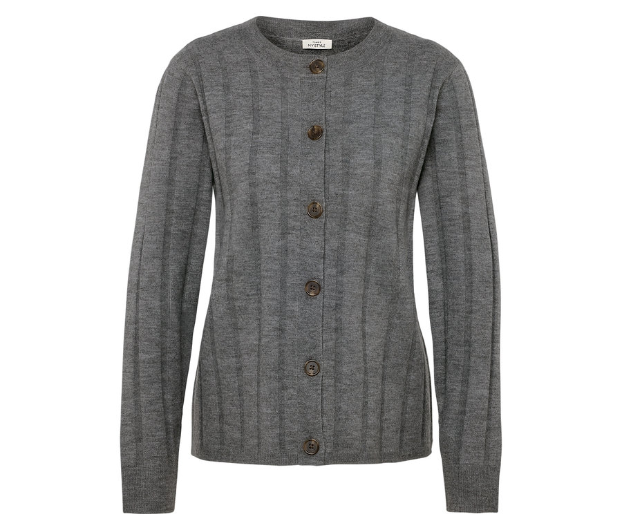 Szary, dziergany kardigan z brązowymi guzikami.