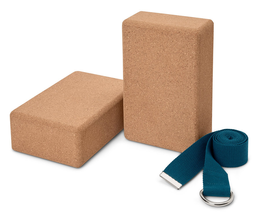Dwa korkowe bloki do jogi i niebieski pasek do jogi.