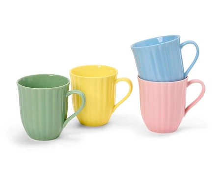Cztery ceramiczne kubki z rowkowaną powierzchnią w kolorach: zielonym, żółtym, różowym i niebieskim.