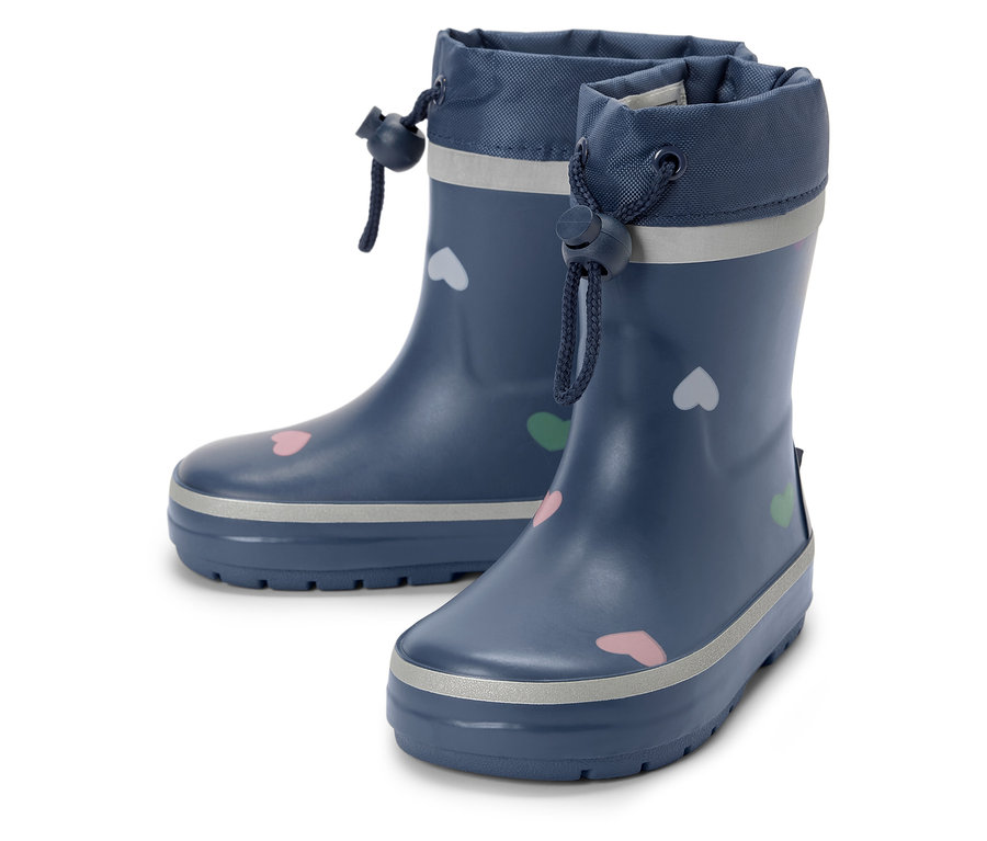 Dwa niebieskie dziecięce kalosze z motywami serc.