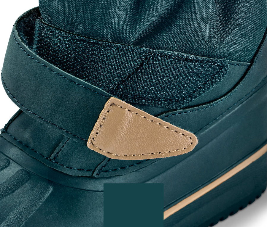 Szczegółowe ujęcie ciemnozielonego buta zimowego z brązowym skórzanym paskiem na rzep.