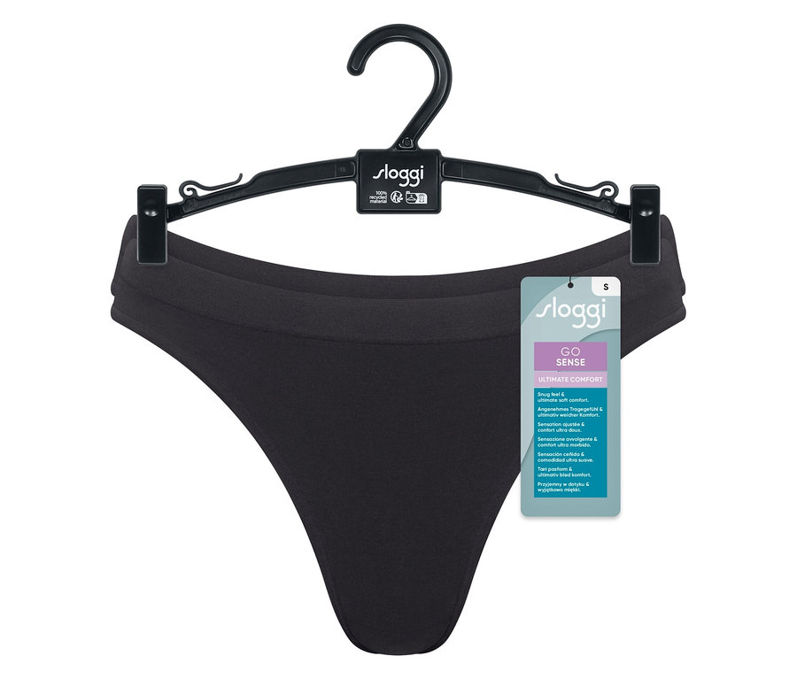 Czarne majtki Sloggi Go Sense wiszą na czarnym plastikowym wieszaku.