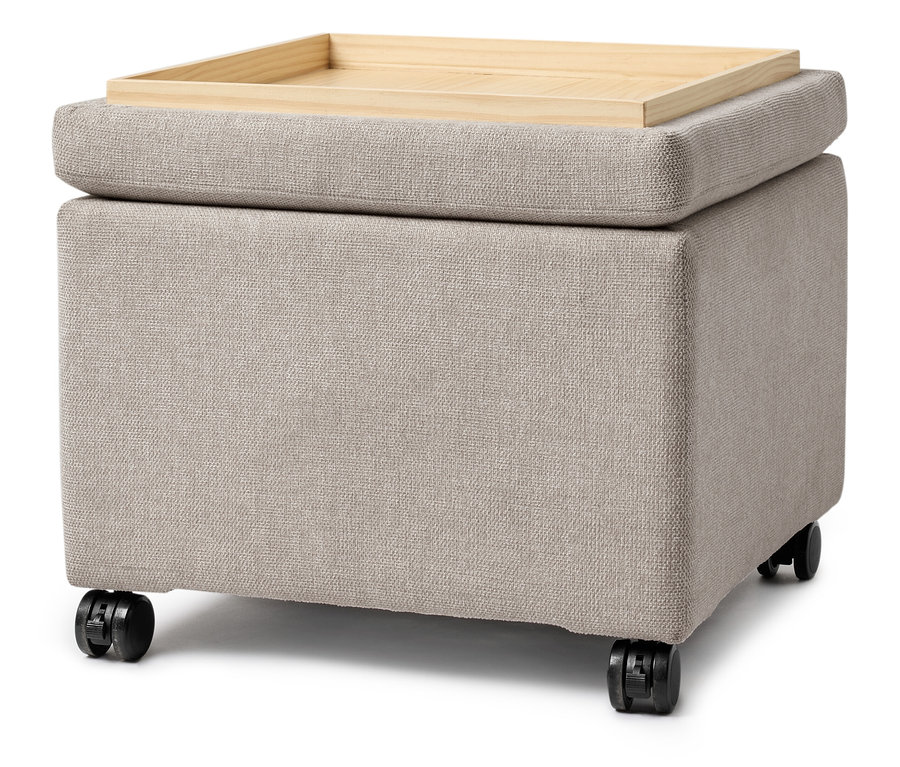 Beżowy, materiałowy sześcian z drewnianą tacą na górze i kółkami.