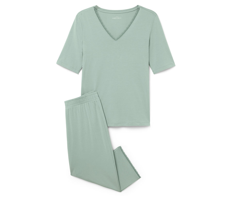 Jasnozielona piżama składająca się z bluzki z krótkim rękawem i spodni leży na białym tle.