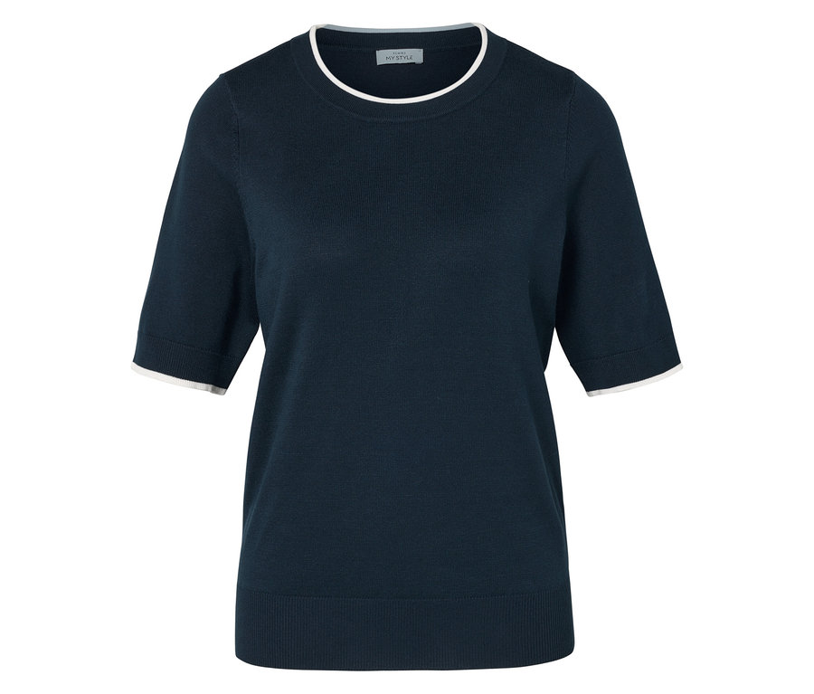 Granatowa koszulka z krótkim rękawem i białym wykończeniem wokół szyi i rękawów.